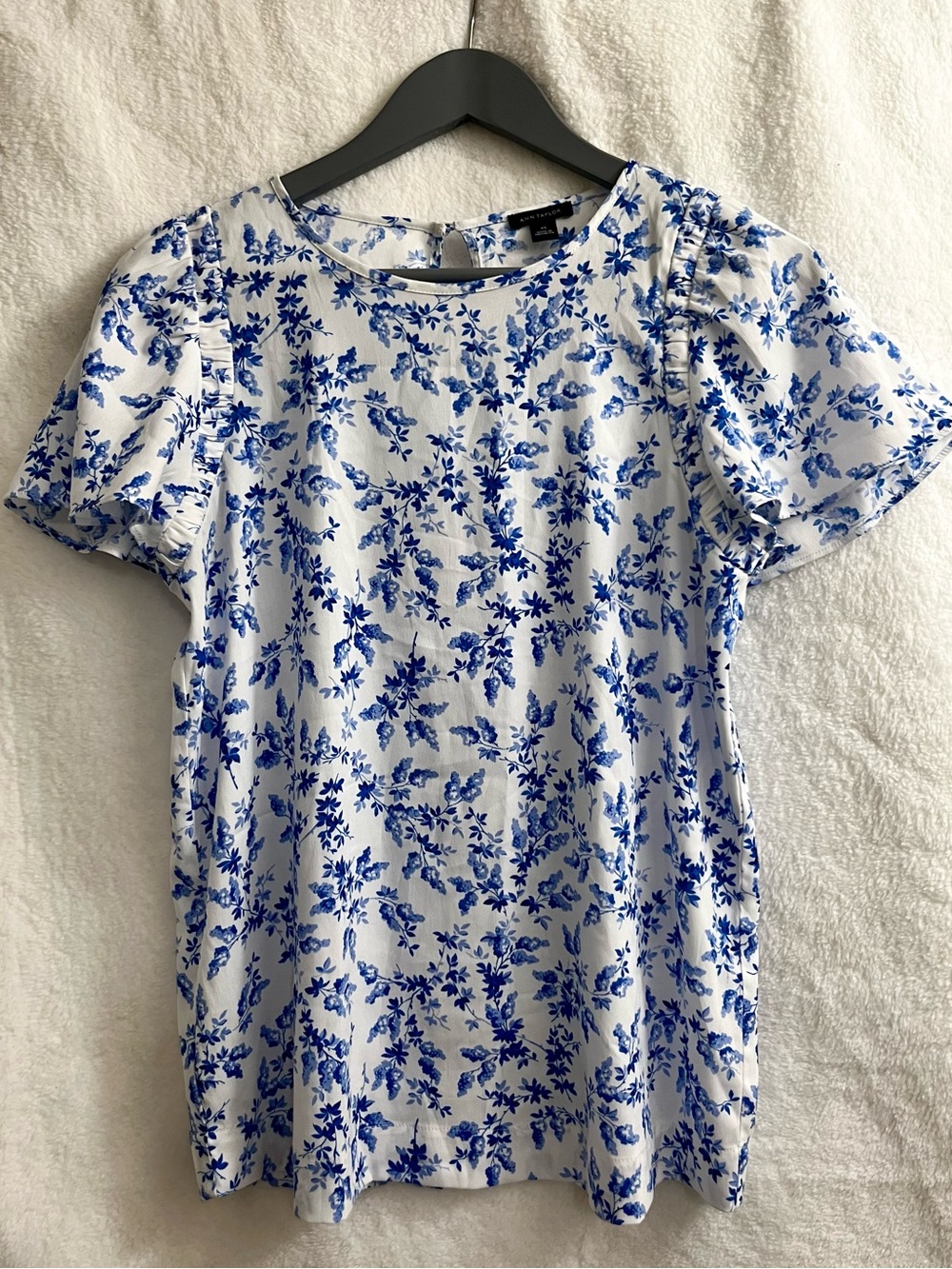 Ann Taylor Blue White Floral Flutter Sleeve Blouse Ruffle Detail Top